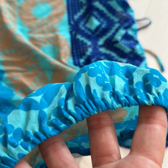 Trina Turk Peasant Blouse Size Medium with Elastic Waist and at Wrists - Picture 3 of 4